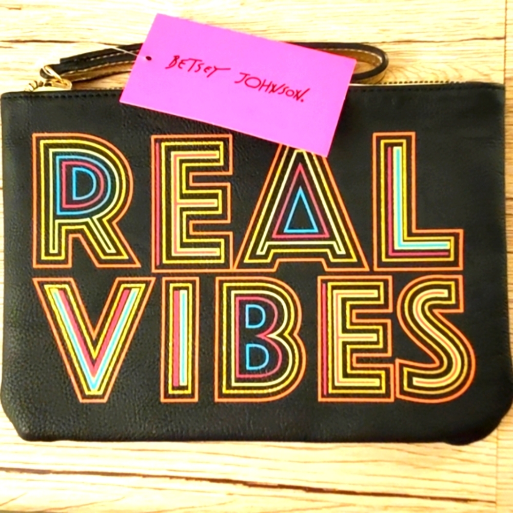 BNWT Betsey Johnson REAL VIBES Wristlet